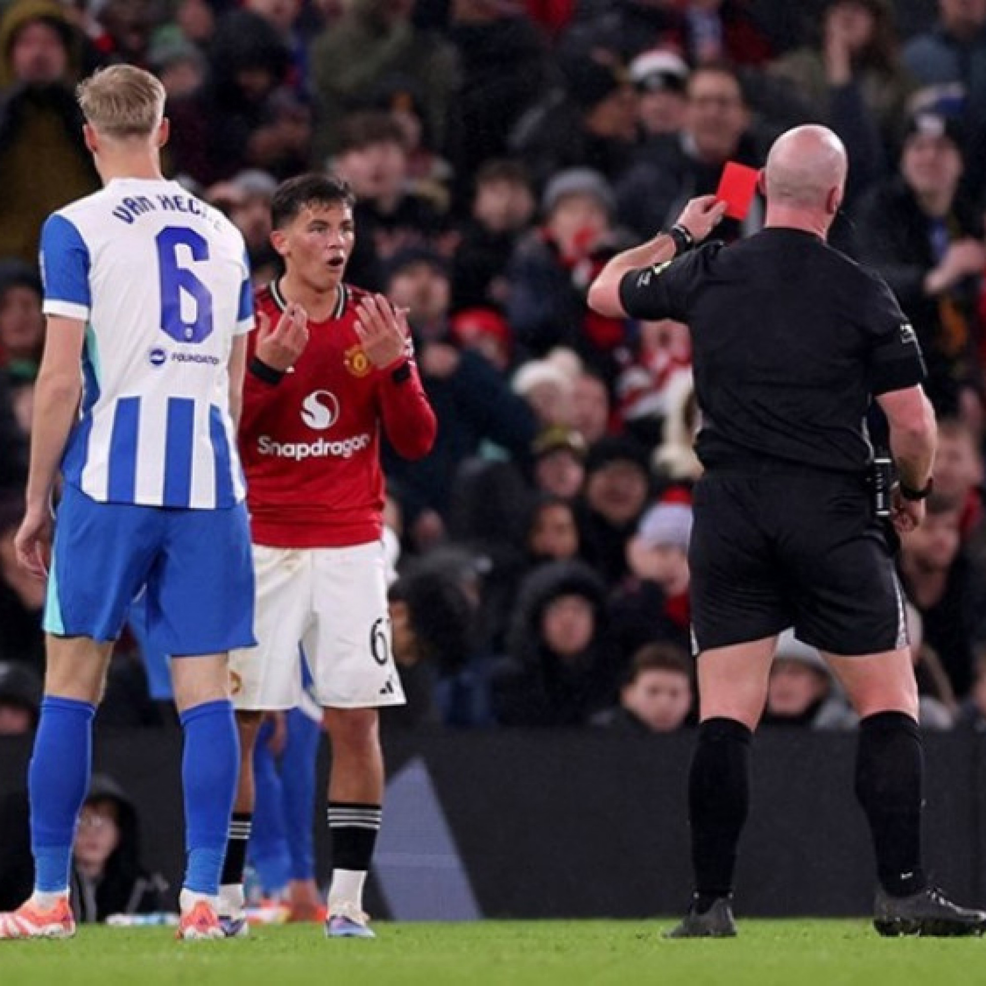  - HLV Fletcher tố trọng tài rút thẻ đỏ "nực cười" sau khi MU bị loại khỏi FA Cup