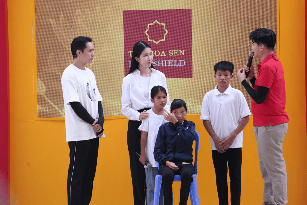 Bạch Công Khanh và Phương Anh lăn xả hết mình, ướt sũng người vì thực hiện thử thách để giúp đỡ hoàn cảnh khó khăn - 3