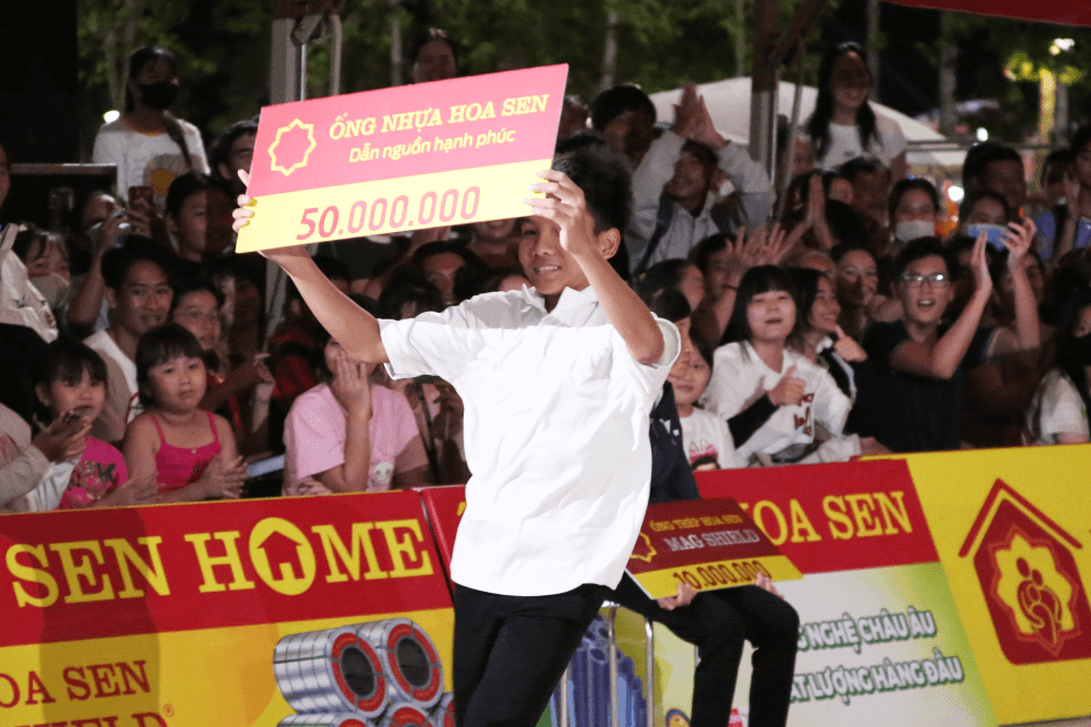 Bạch Công Khanh và Phương Anh lăn xả hết mình, ướt sũng người vì thực hiện thử thách để giúp đỡ hoàn cảnh khó khăn - 4