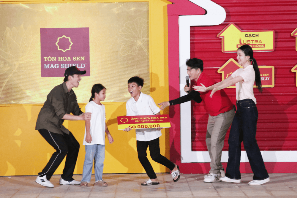 Bạch Công Khanh và Phương Anh lăn xả hết mình, ướt sũng người vì thực hiện thử thách để giúp đỡ hoàn cảnh khó khăn - 6