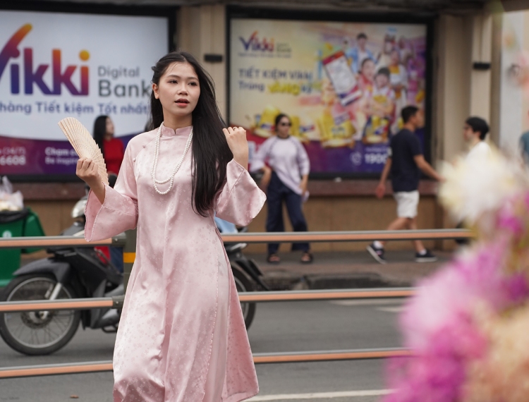 ‘Bóng hồng’ xuống phố trong tà áo dài, chụp hình Tết Bính Ngọ sớm