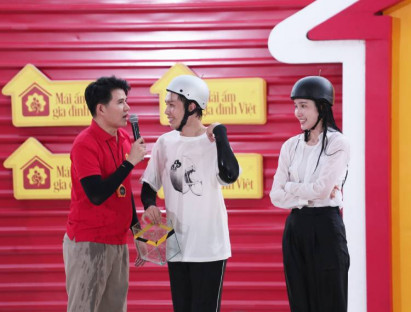 Bạch Công Khanh và Phương Anh lăn xả hết mình, ướt sũng người vì thực hiện thử thách để giúp đỡ hoàn cảnh khó khăn