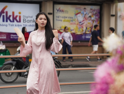  - ‘Bóng hồng’ xuống phố trong tà áo dài, chụp hình Tết Bính Ngọ sớm