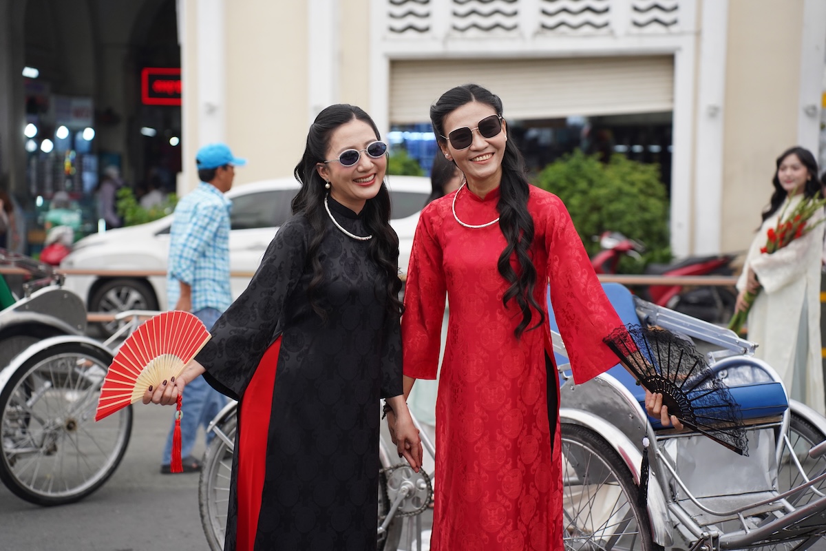 ‘Bóng hồng’ xuống phố trong tà áo dài, chụp hình Tết Bính Ngọ sớm - 5