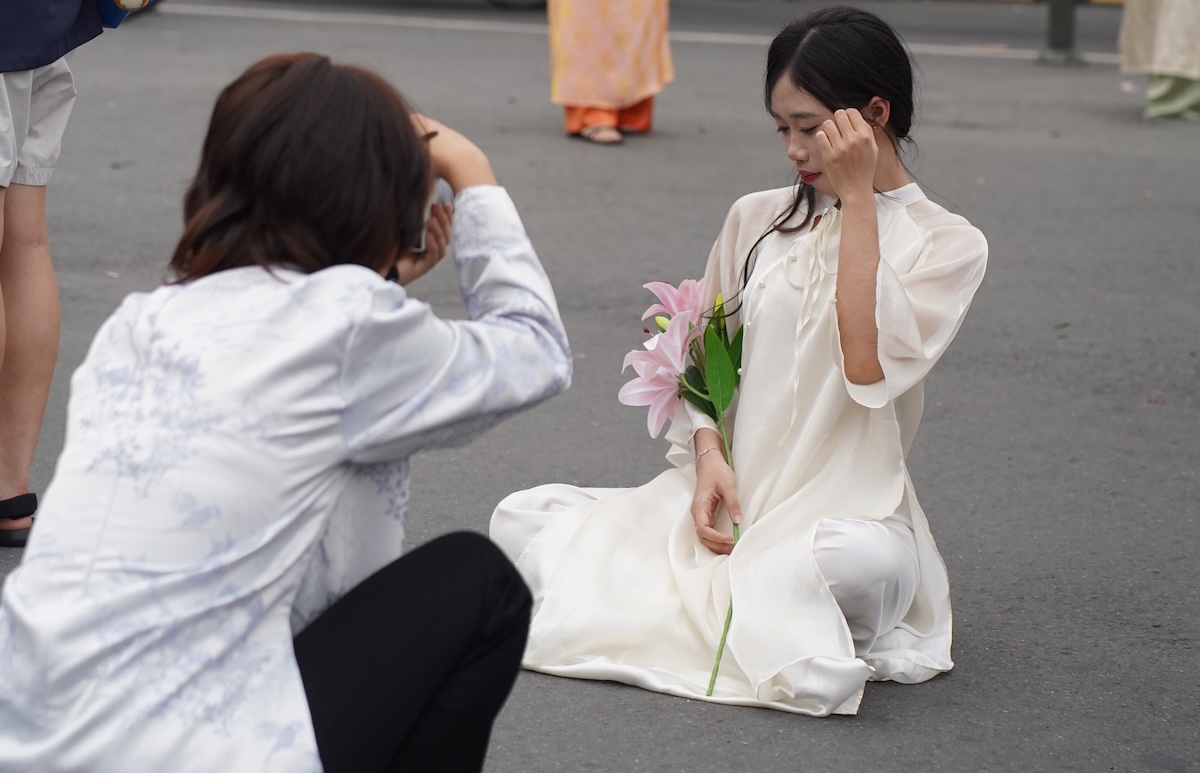 ‘Bóng hồng’ xuống phố trong tà áo dài, chụp hình Tết Bính Ngọ sớm - 6