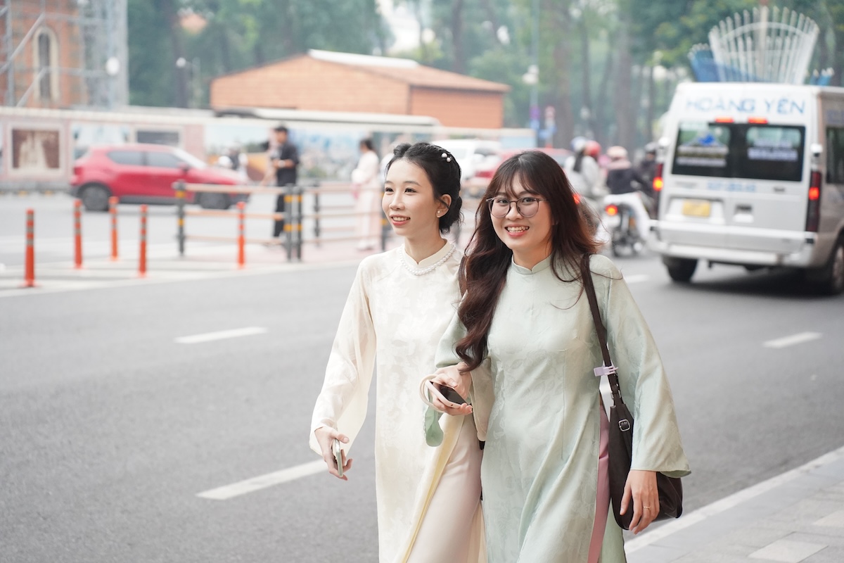 ‘Bóng hồng’ xuống phố trong tà áo dài, chụp hình Tết Bính Ngọ sớm - 1