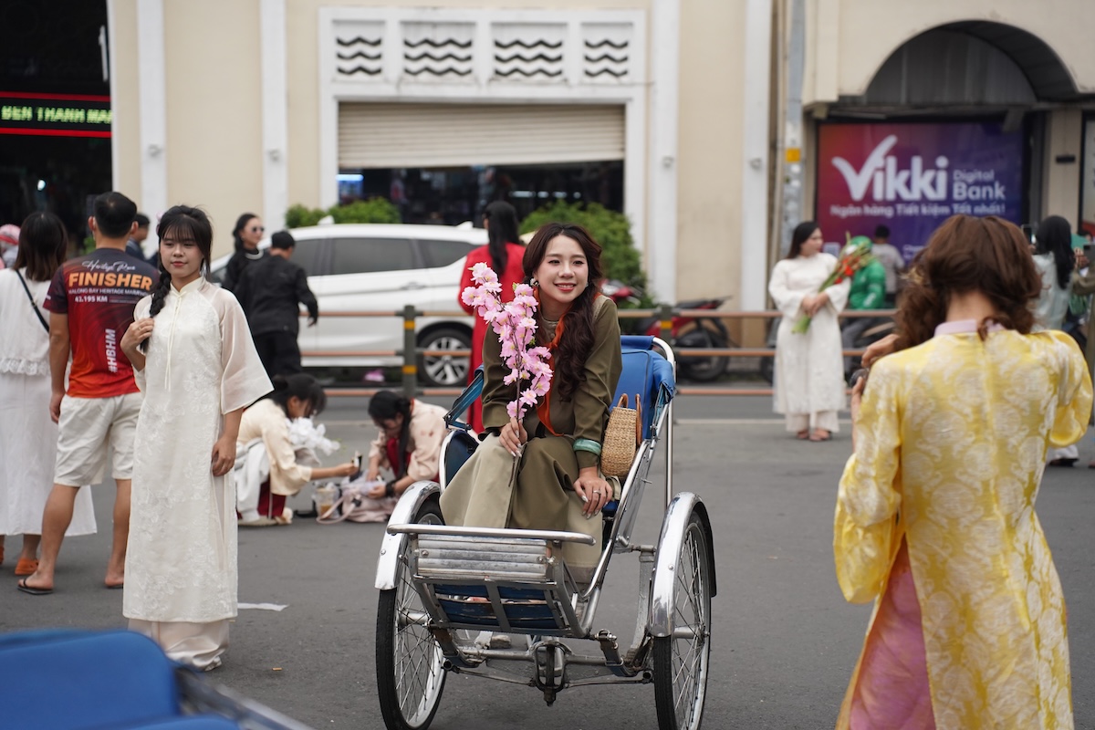 ‘Bóng hồng’ xuống phố trong tà áo dài, chụp hình Tết Bính Ngọ sớm - 8