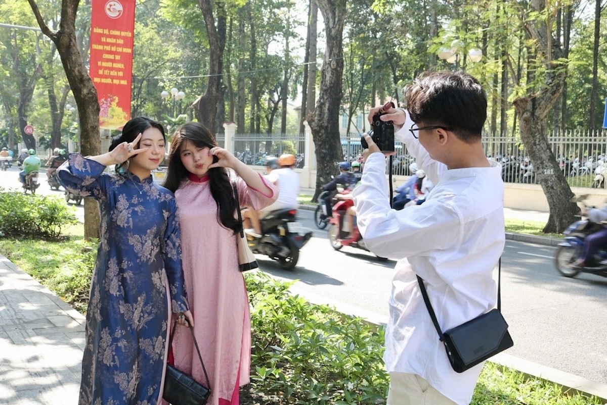 ‘Bóng hồng’ xuống phố trong tà áo dài, chụp hình Tết Bính Ngọ sớm - 9