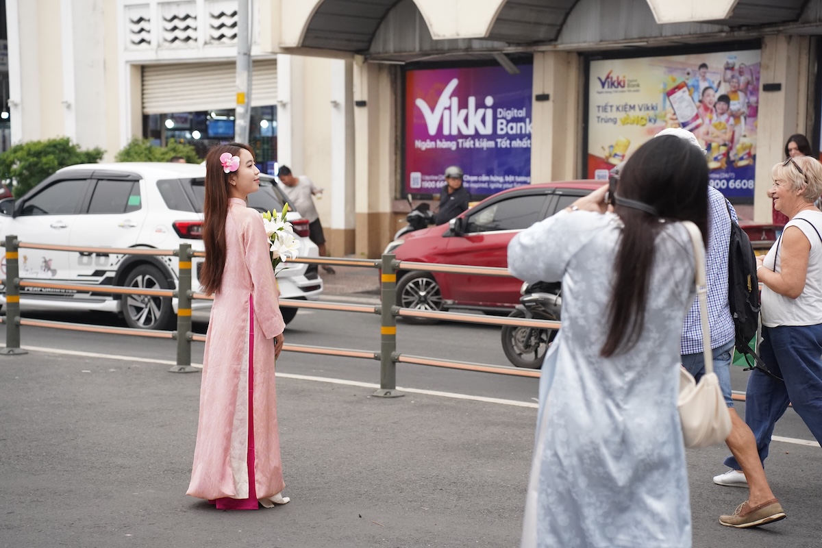 ‘Bóng hồng’ xuống phố trong tà áo dài, chụp hình Tết Bính Ngọ sớm - 3