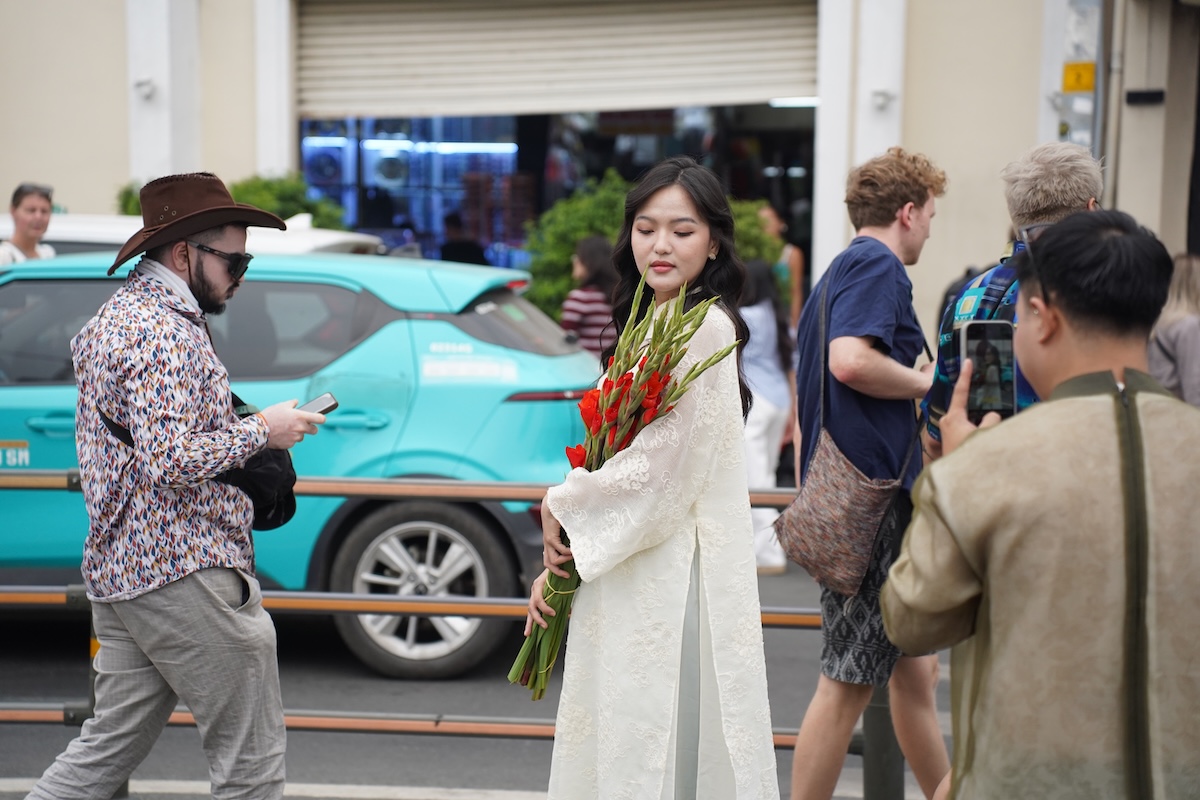 ‘Bóng hồng’ xuống phố trong tà áo dài, chụp hình Tết Bính Ngọ sớm - 4