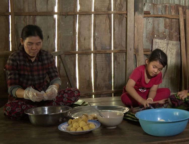 Chuyến xe nhân ái: Mẹ đơn thân nuôi 4 người con, vượt khó làm đủ nghề để con được đến trường