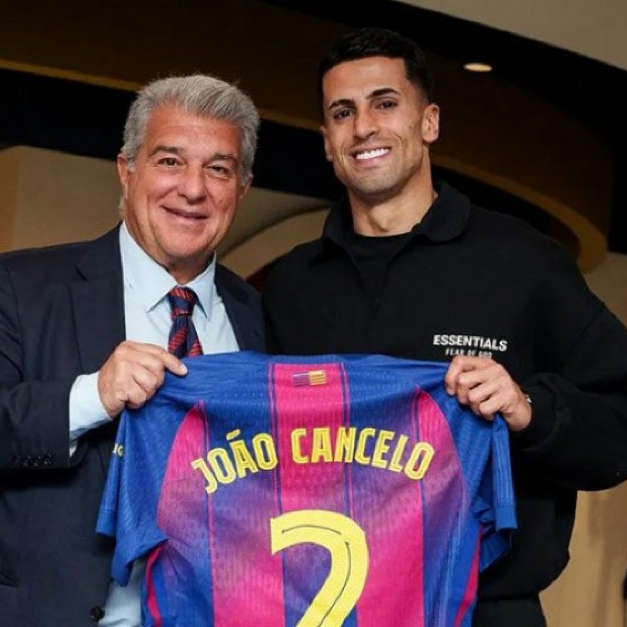  - Barca làm fan bối rối: Công bố Cancelo gia nhập rồi đột ngột xóa hết tin & ảnh