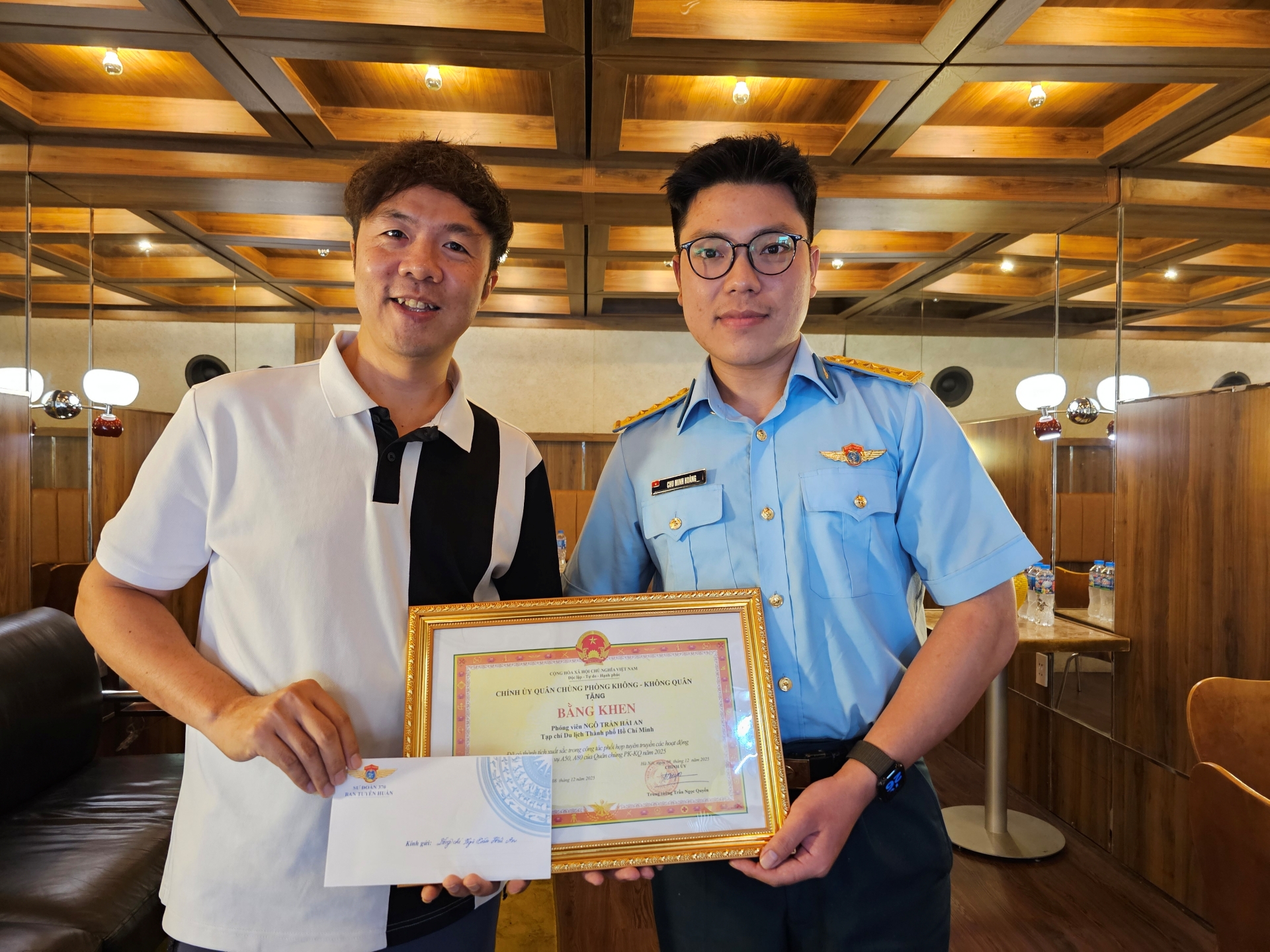 Tạp chí Du lịch TP.HCM nhận bằng khen của Quân chủng Phòng không - Không quân - 3