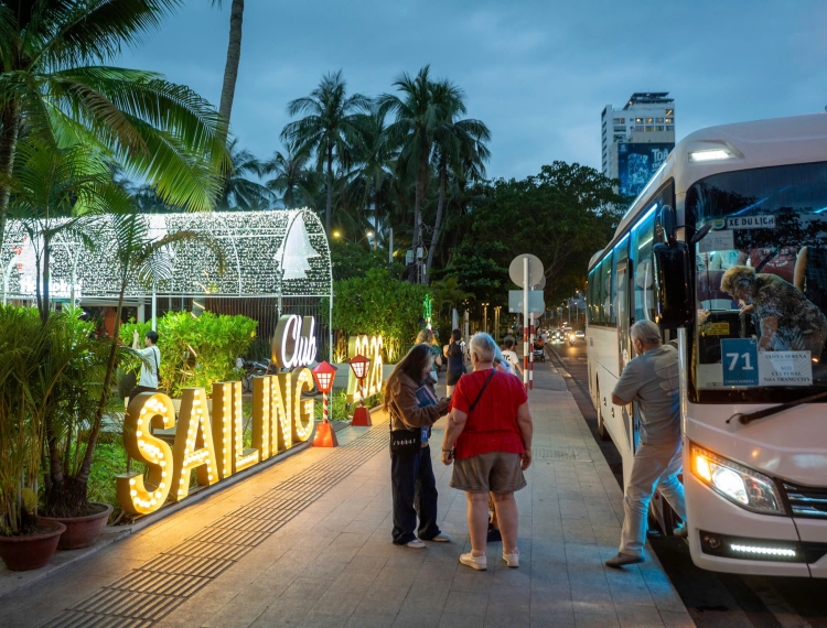 Một đêm ở Sailing Club Nha Trang, nghĩ về kinh tế đêm