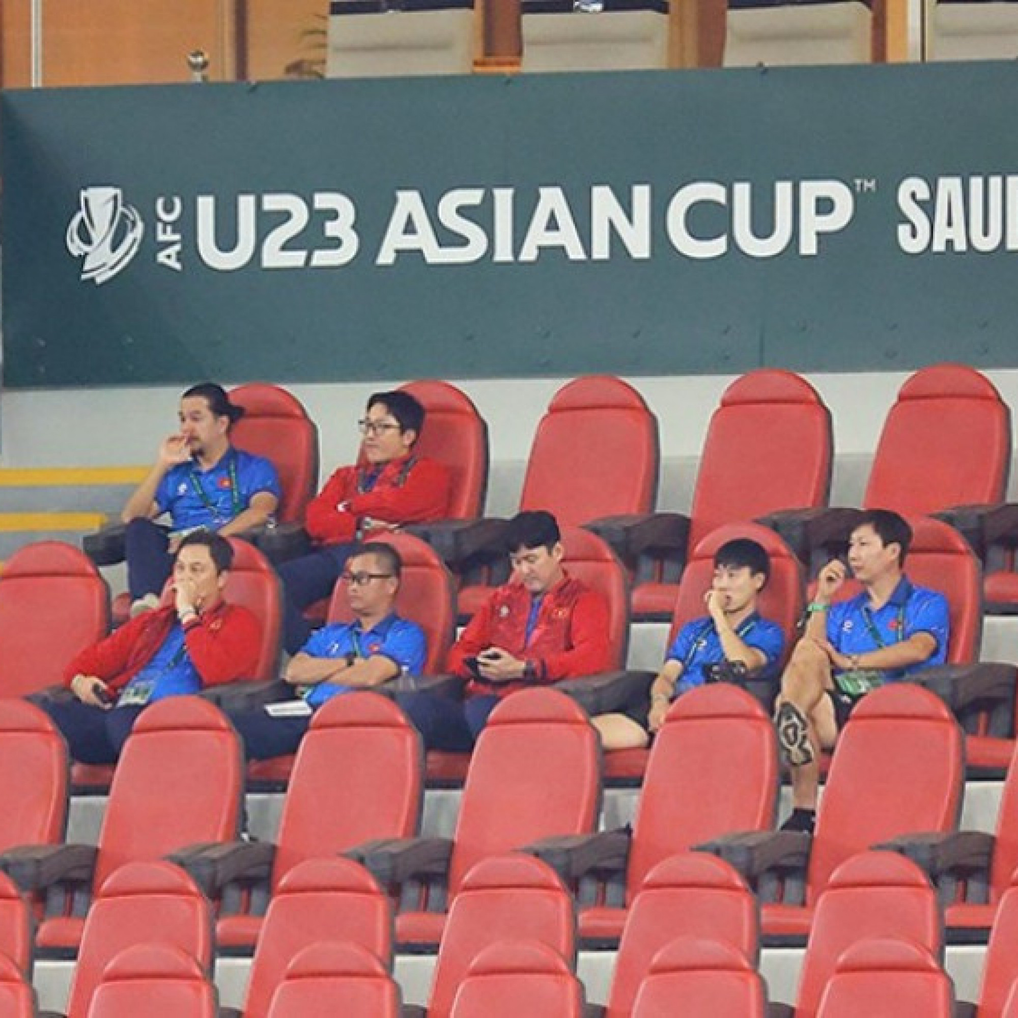  - HLV Kim Sang Sik dẫn 6 trợ lý đi “xem giò” đối thủ của U23 Việt Nam ở tứ kết