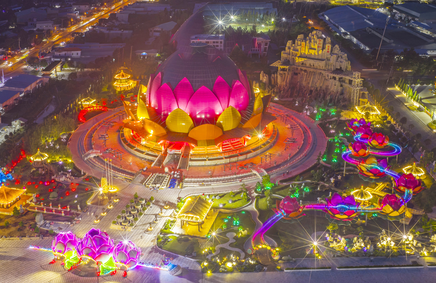 Khánh thành Liên Hoa Bảo Tháp kèm chương trình nướng bánh pía kỷ lục - 1