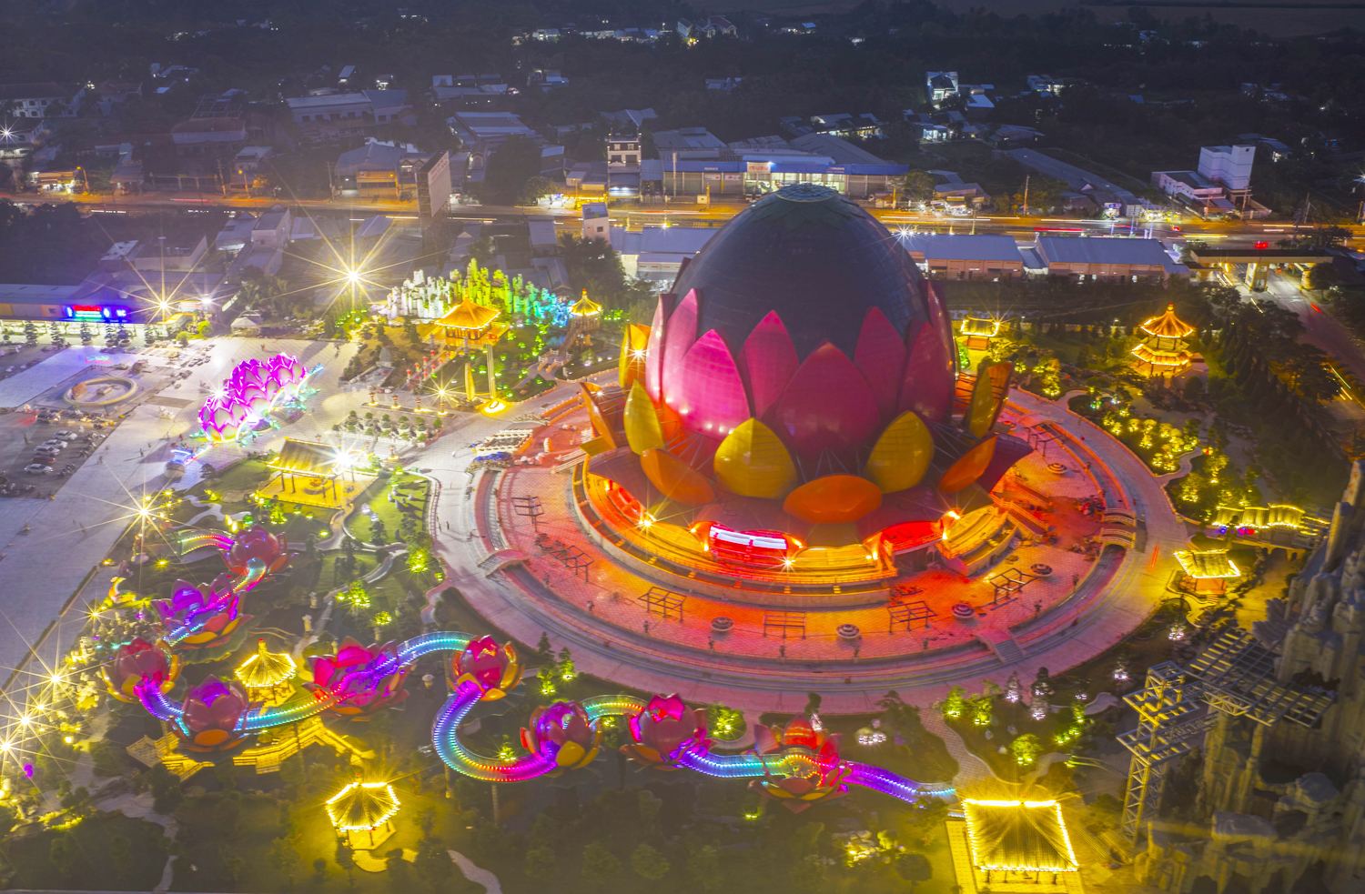 Khánh thành Liên Hoa Bảo Tháp kèm chương trình nướng bánh pía kỷ lục - 2