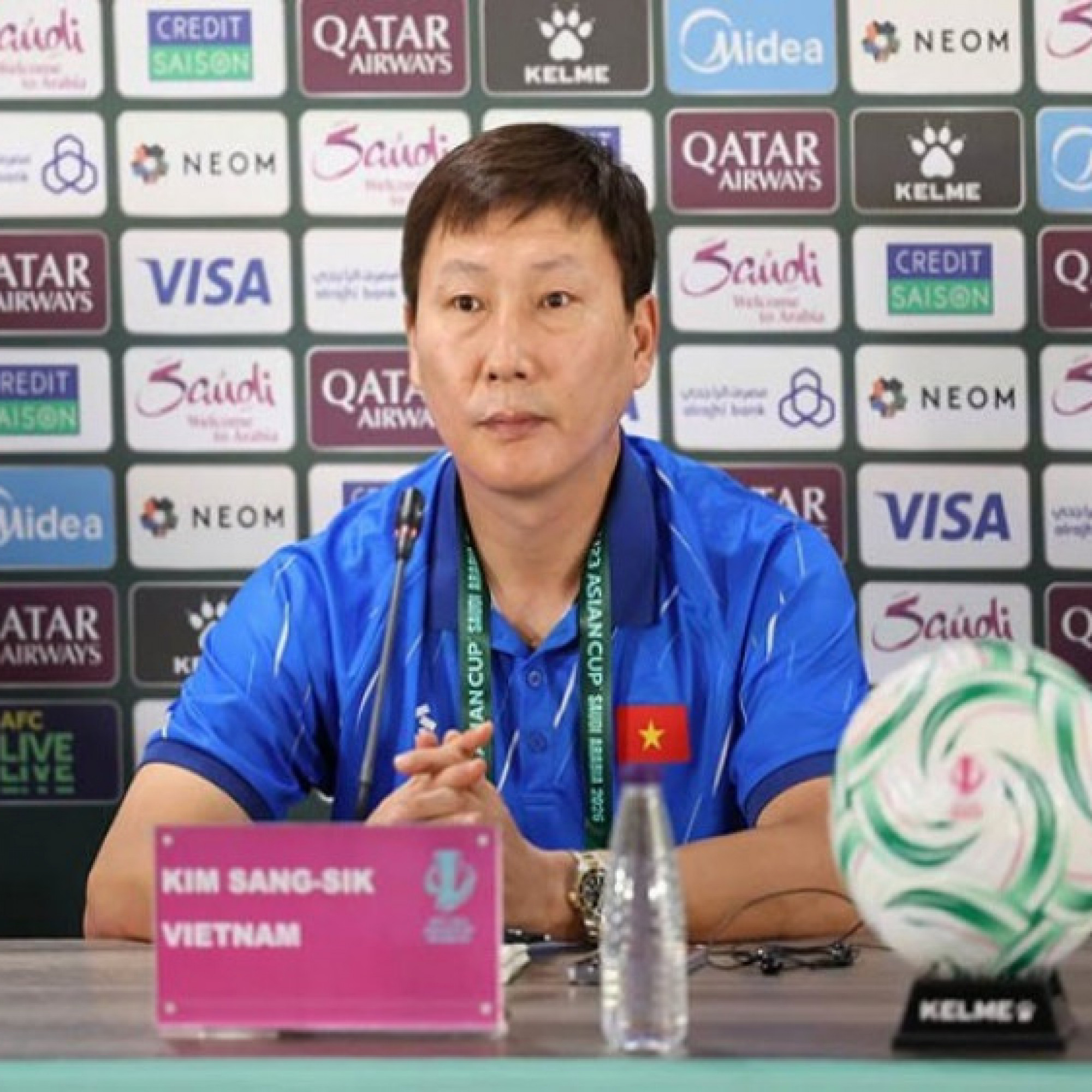  - Trực tiếp họp báo U23 Việt Nam đấu U23 UAE: HLV Kim Sang Sik chia sẻ về chấn thương Đình Bắc