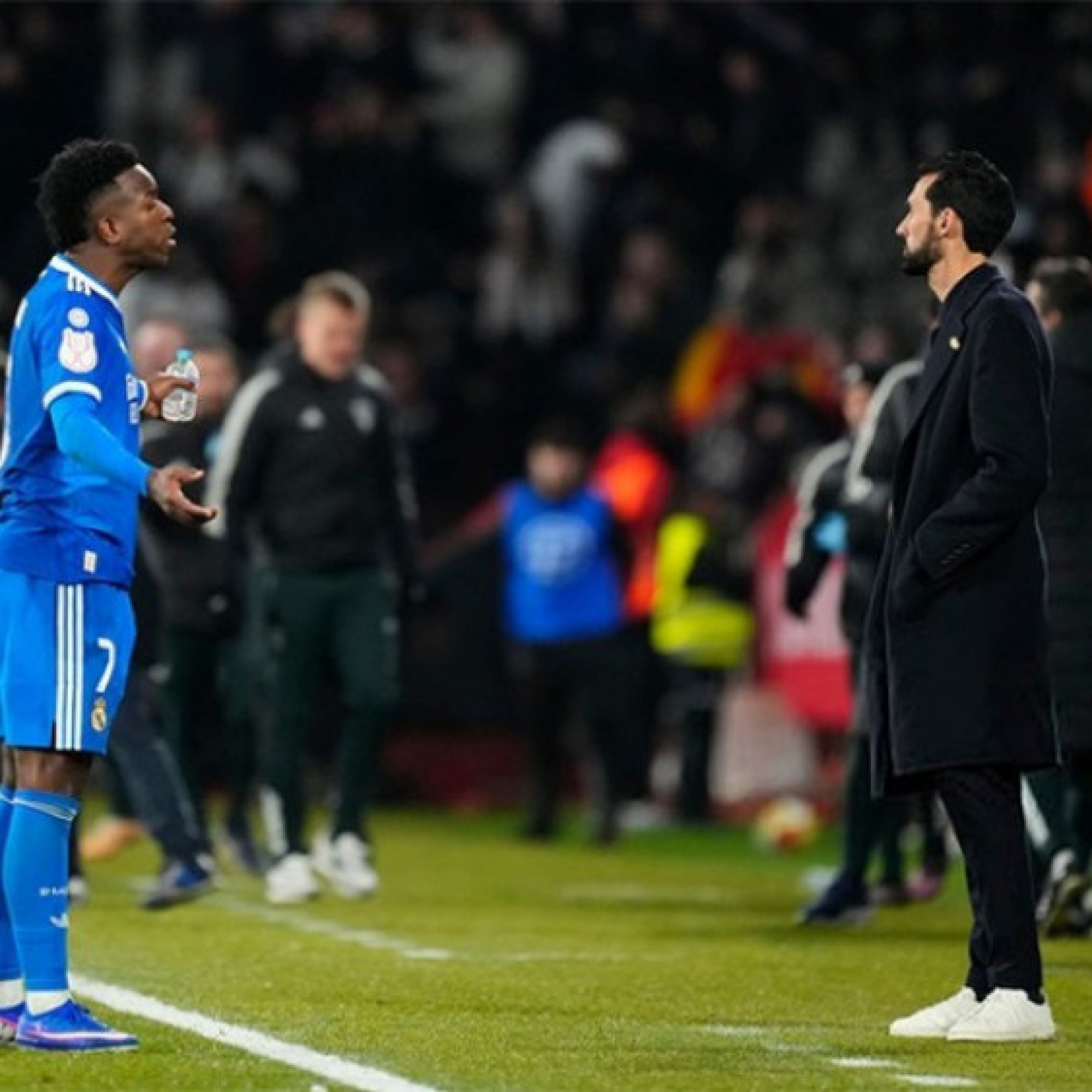  - "Ông trùm" Perez chỉ thị ngừng gia hạn Vinicius: Ngoại hạng Anh & Ả Rập vẫy gọi