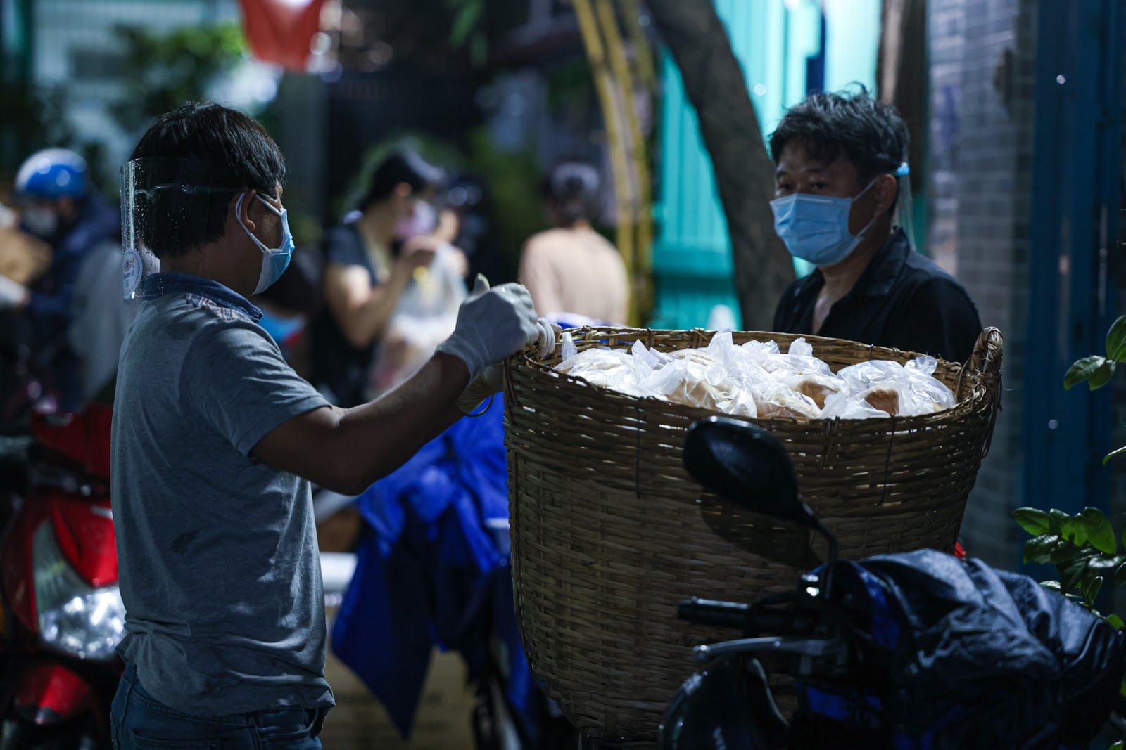 Bánh mì Sài Gòn 0 đồng mùa dịch, trả phí bằng nụ cười - 1