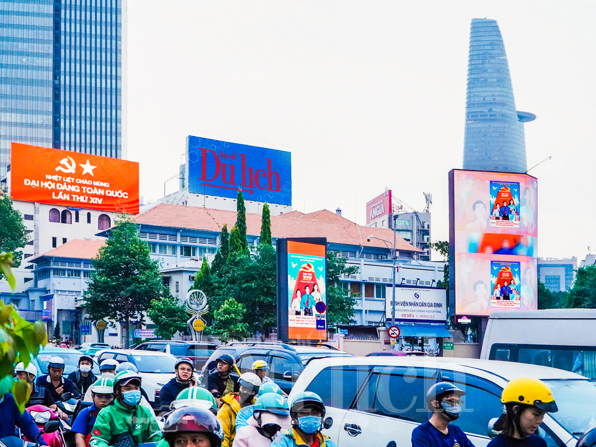 Nhịp bước du xuân, ngắm TP.HCM rực rỡ cờ hoa chào mừng ngày hội lớn - 16