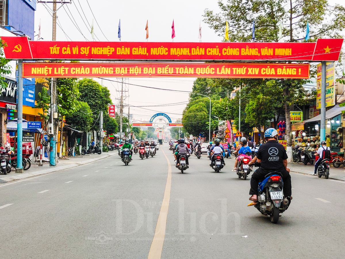 Nhịp bước du xuân, ngắm TP.HCM rực rỡ cờ hoa chào mừng ngày hội lớn - 8