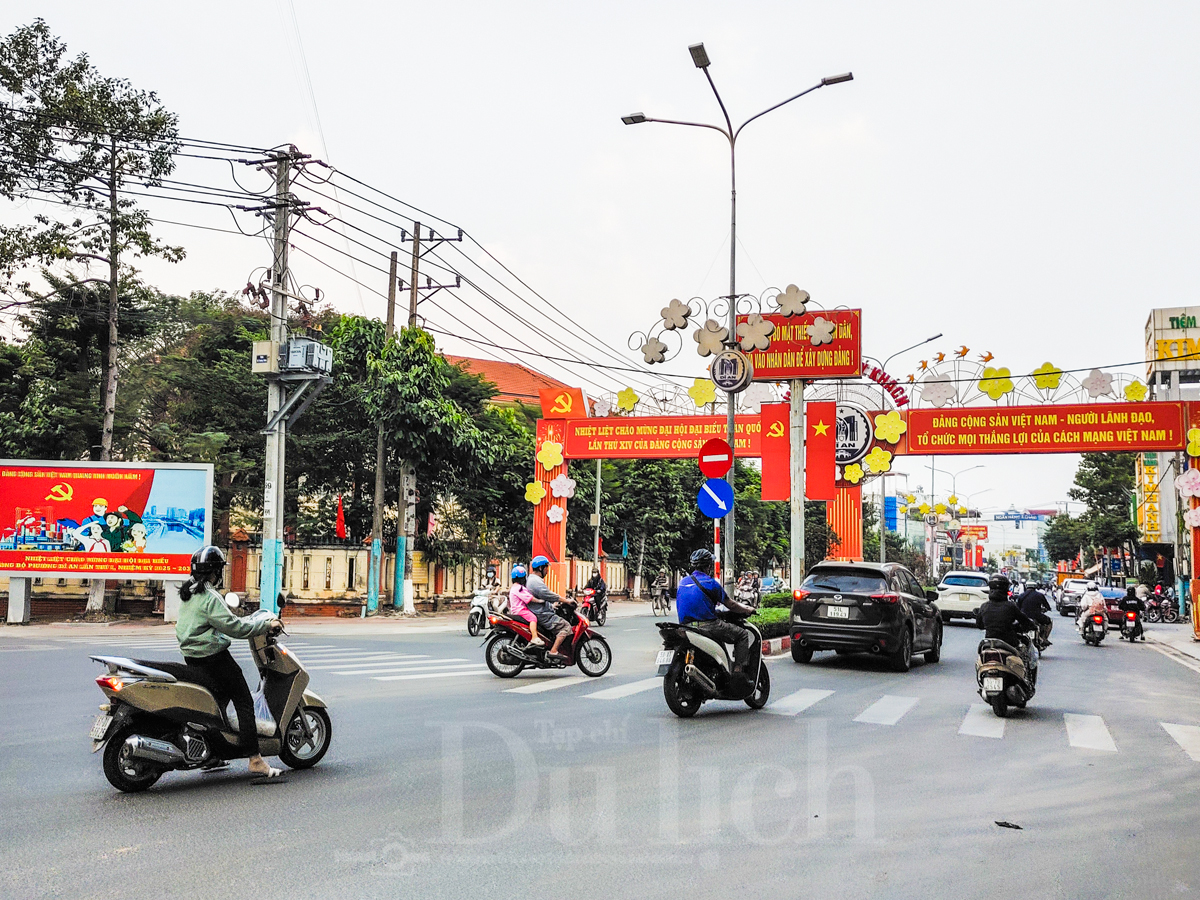 Nhịp bước du xuân, ngắm TP.HCM rực rỡ cờ hoa chào mừng ngày hội lớn - 11