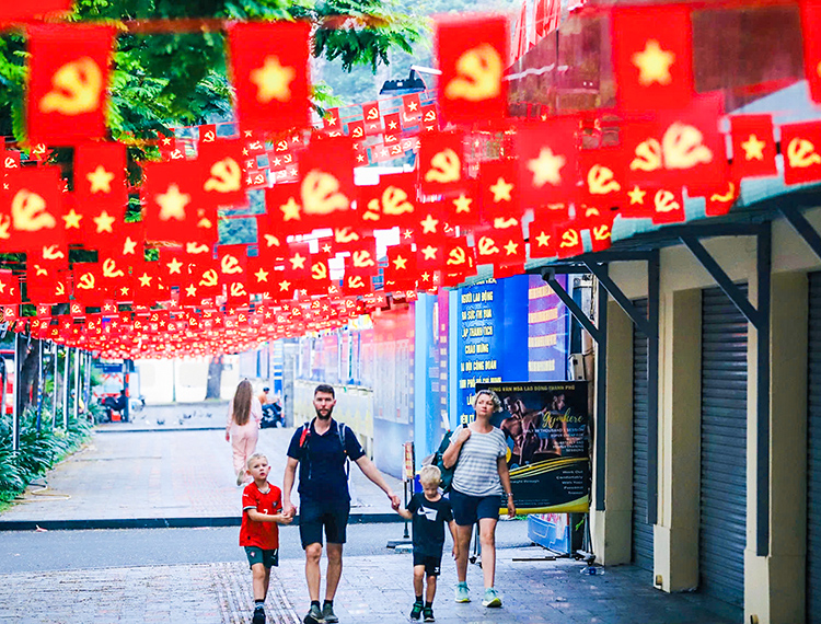 Nhịp bước du xuân, ngắm TP.HCM rực rỡ cờ hoa chào mừng ngày hội lớn
