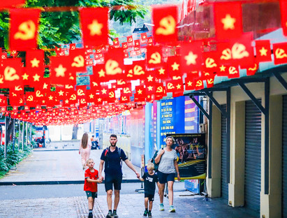 Chuyển động - Nhịp bước du xuân, ngắm TP.HCM rực rỡ cờ hoa chào mừng ngày hội lớn