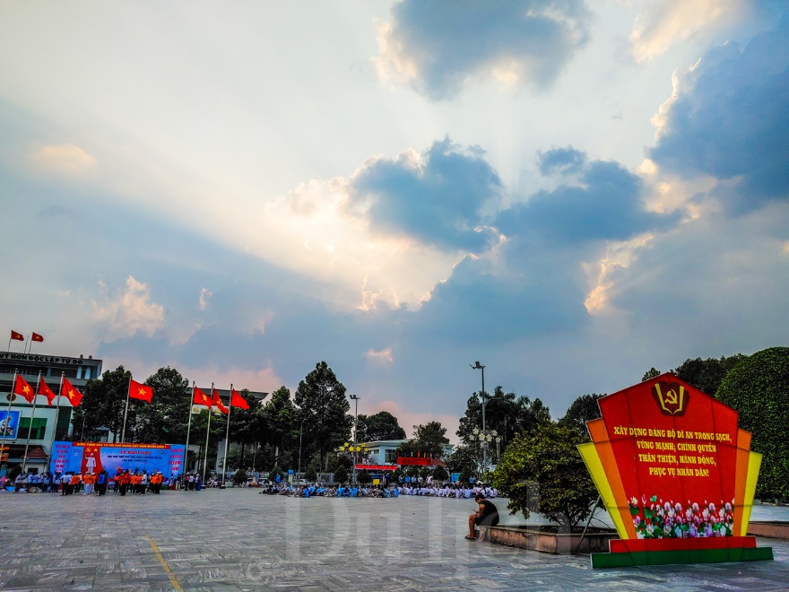 Nhịp bước du xuân, ngắm TP.HCM rực rỡ cờ hoa chào mừng ngày hội lớn - 7