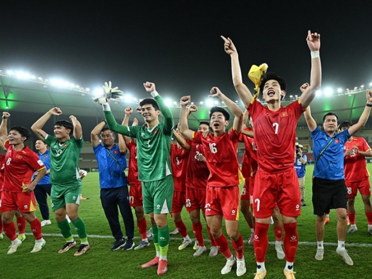 U23 Việt Nam bật tung cảm xúc, tưng bừng mừng 