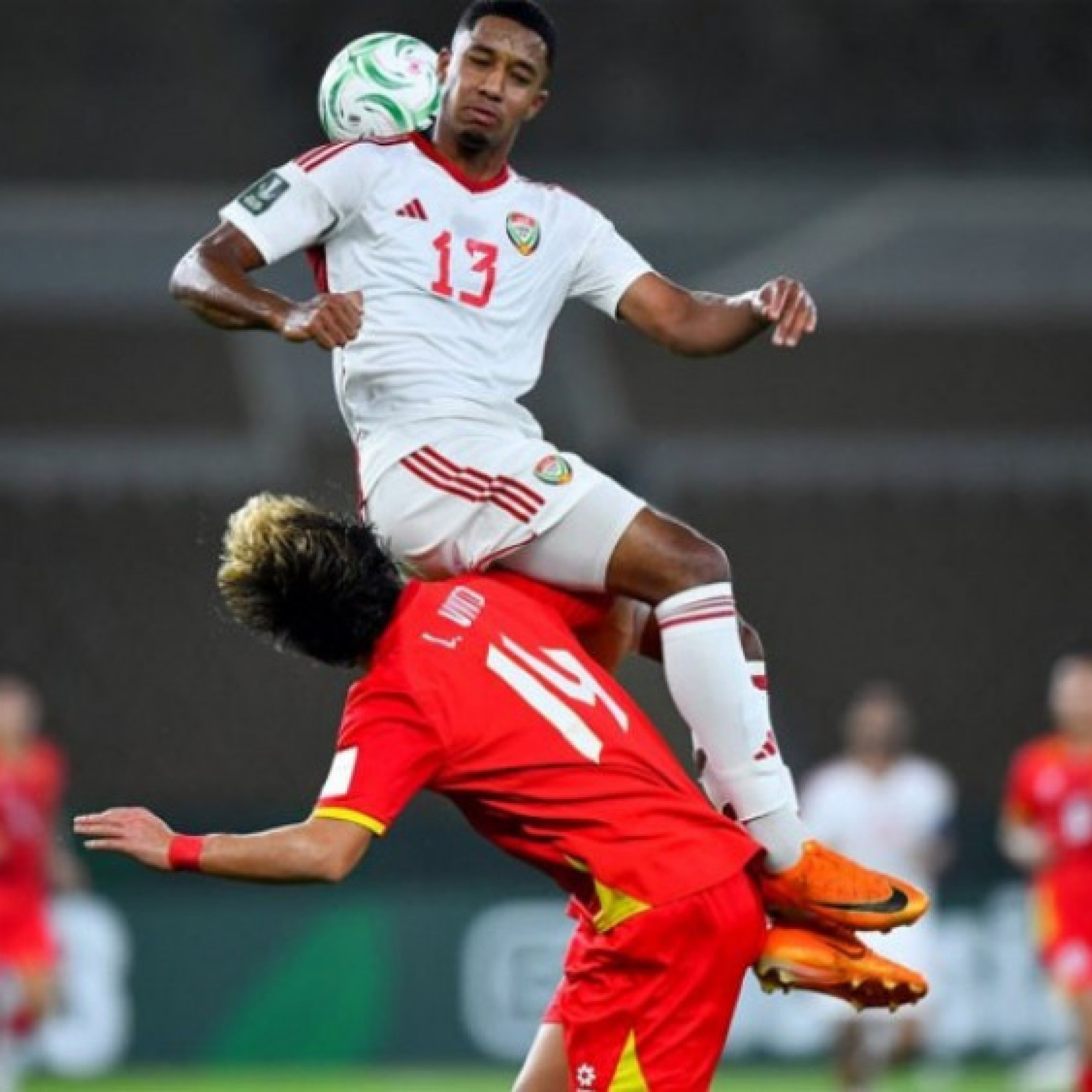  - Viktor Lê bị choáng vì "khối bê tông" U23 UAE rơi vào đầu và phải rời sân