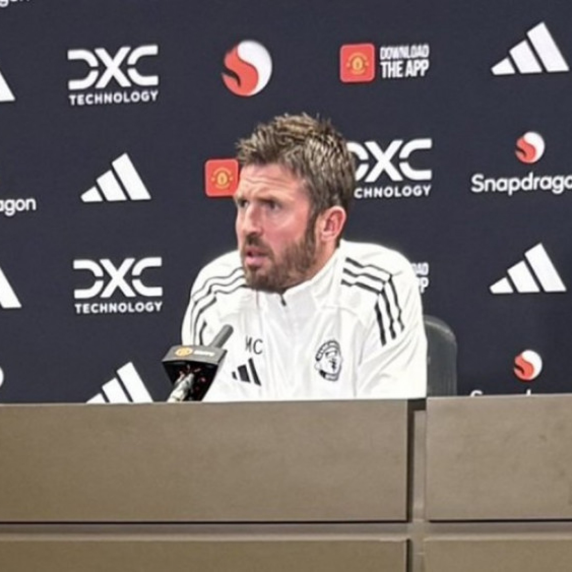  - Carrick phớt lờ chỉ trích của Roy Keane nhắm vào vợ, tập trung "giải cứu" MU