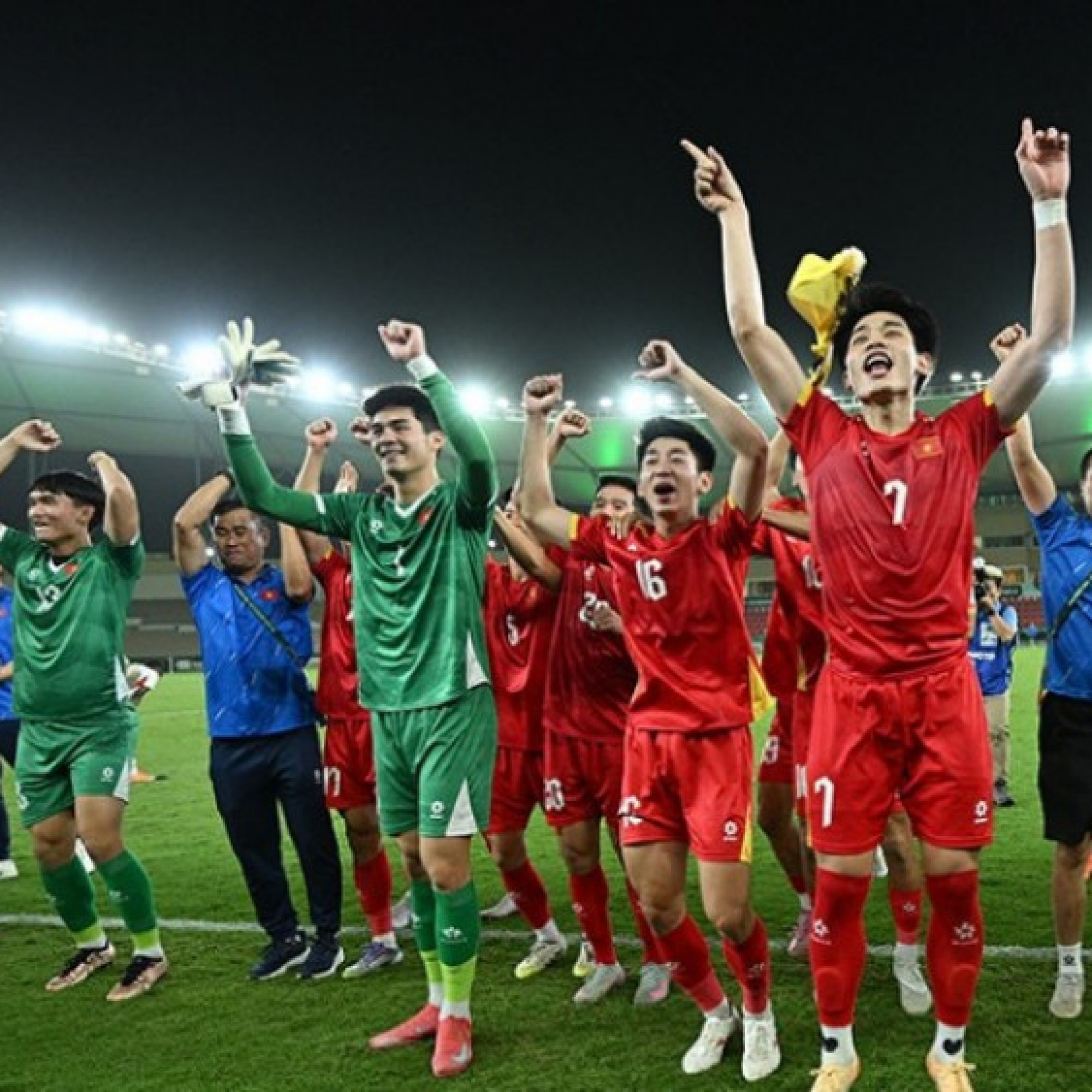  - U23 Việt Nam bật tung cảm xúc, tưng bừng mừng "chiến tích" vào bán kết U23 châu Á