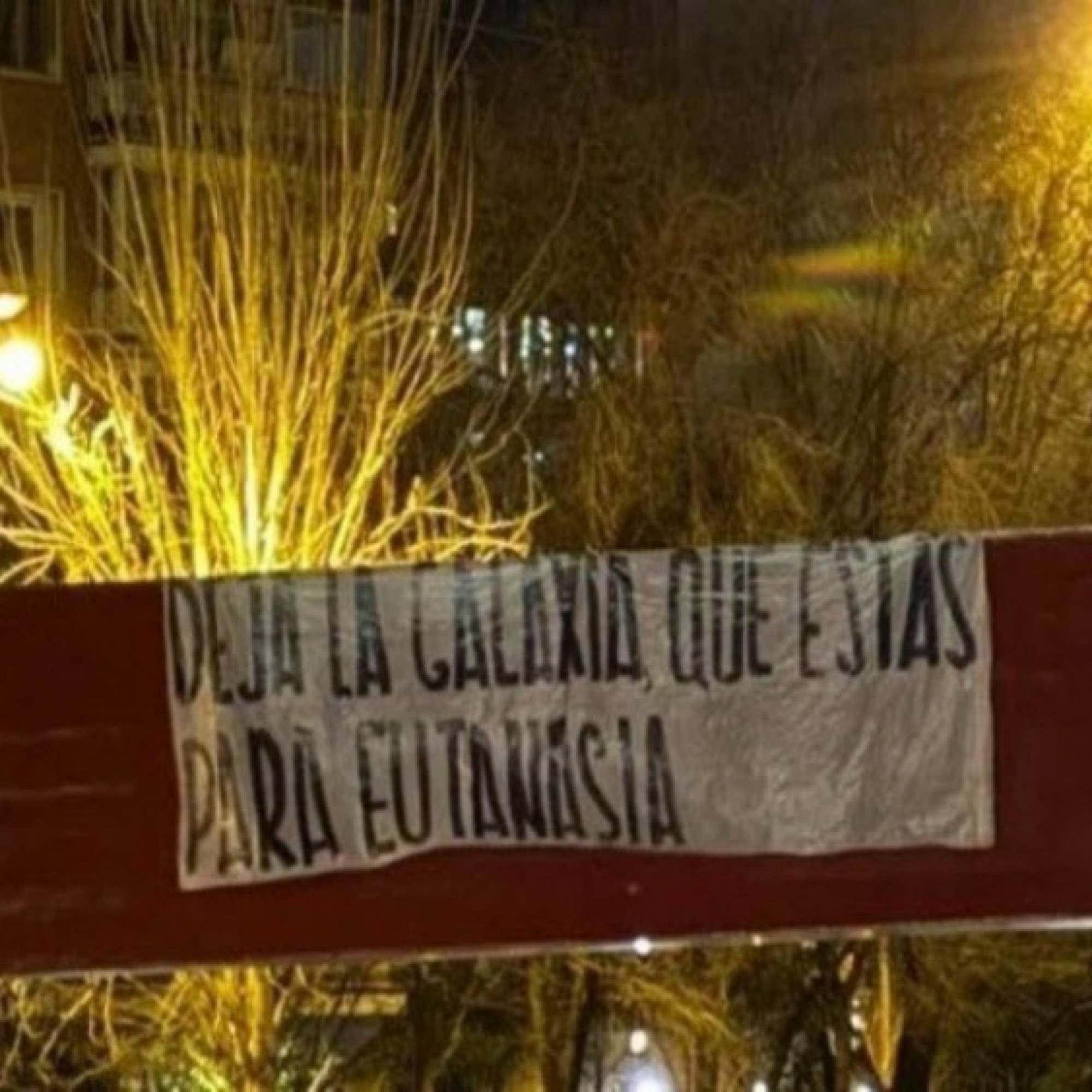 Tin mới nhất bóng đá tối 17/1: Fan Real mang biểu ngữ chửi đội bóng & Florentino Perez