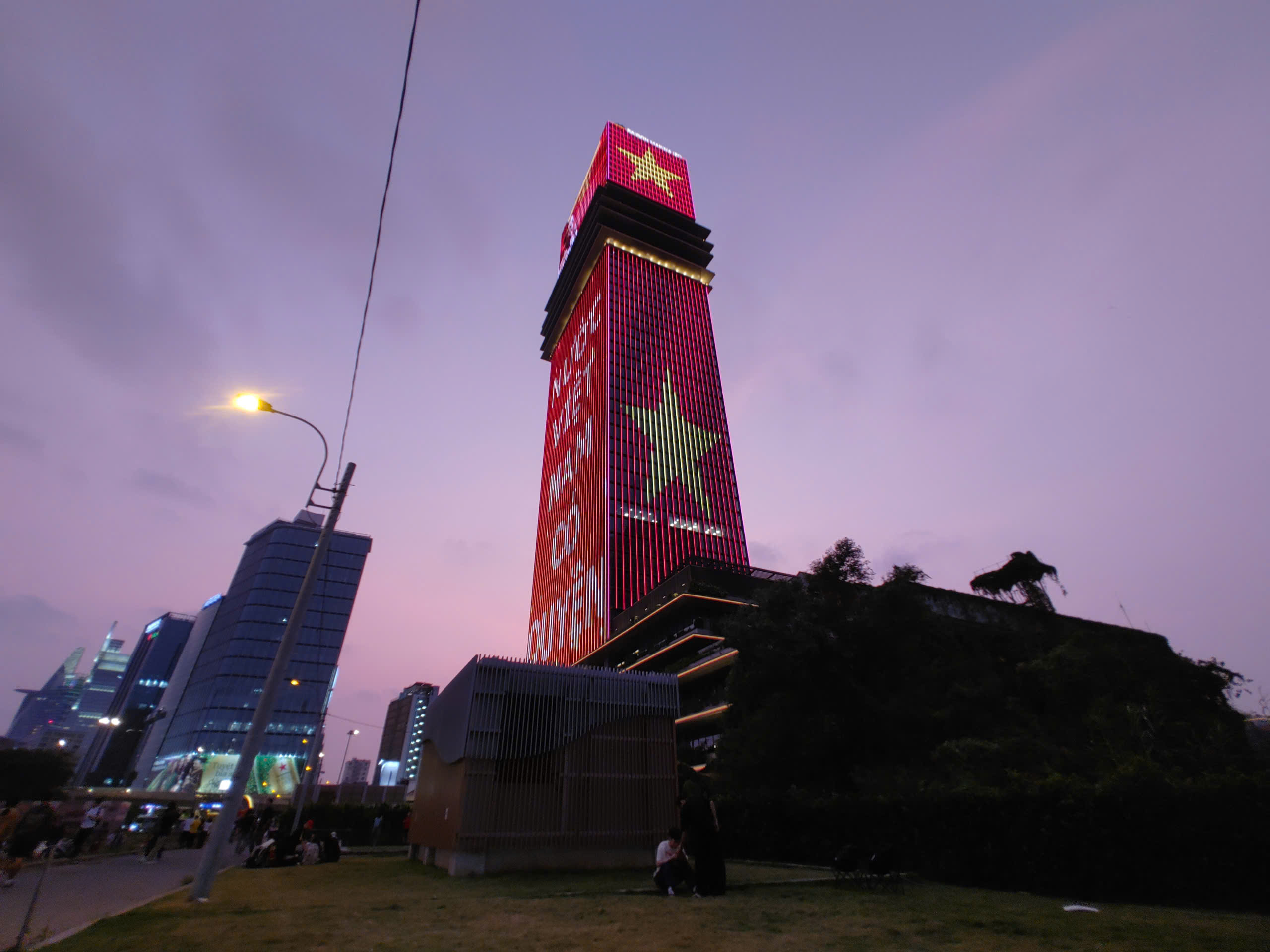 Sừng sững ‘Tháp hải đăng’ giữa phố đông tỏa sáng Tuyên ngôn độc lập - 4