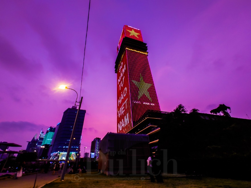 Sừng sững ‘Tháp hải đăng’ giữa phố đông tỏa sáng Tuyên ngôn độc lập - 5