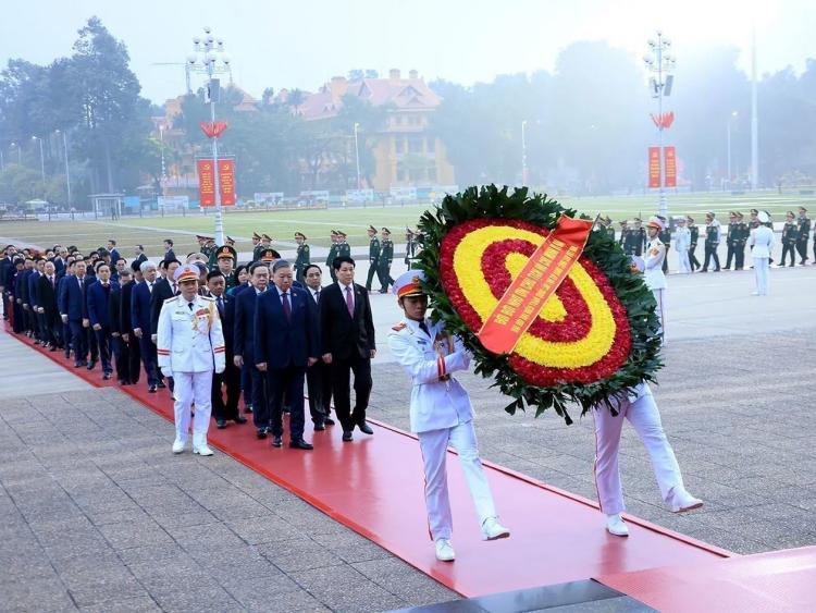 Đại biểu dự Đại hội XIV của Đảng viếng Lăng Chủ tịch Hồ Chí Minh trước giờ khai mạc