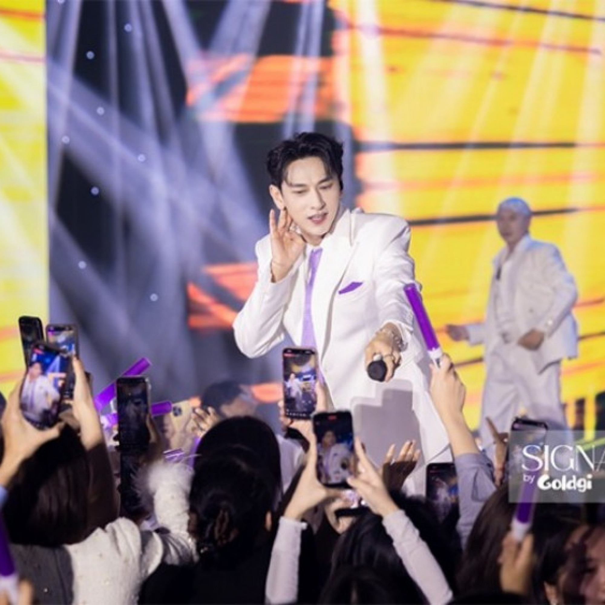 Isaac khuấy động sân khấu Goldgi SIGNATURE bằng một “concert thu nhỏ”