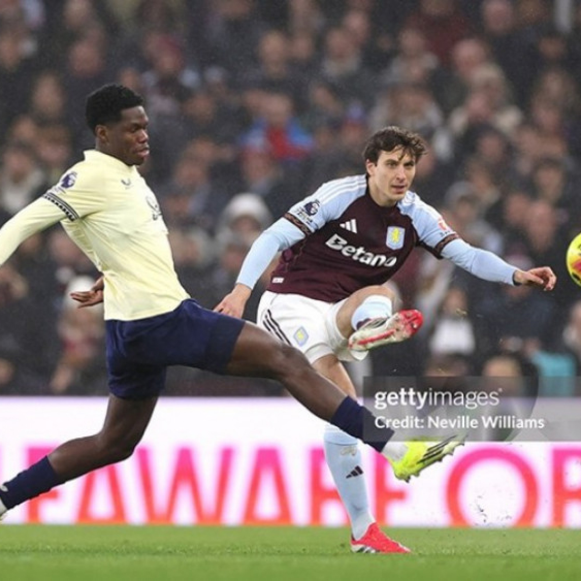  - Tin mới nhất bóng đá sáng 19/1: Martinez đáp trả Paul Scholes