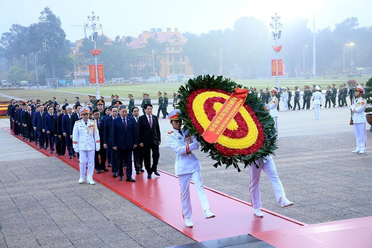 Đại biểu dự Đại hội XIV của Đảng viếng Lăng Chủ tịch Hồ Chí Minh trước giờ khai mạc - 1