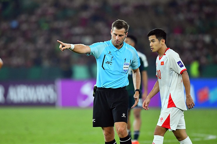 Công bố trọng tài bán kết U23 Việt Nam - Trung Quốc: “Vua thẻ phạt” tái ngộ thầy trò Kim Sang Sik - 1