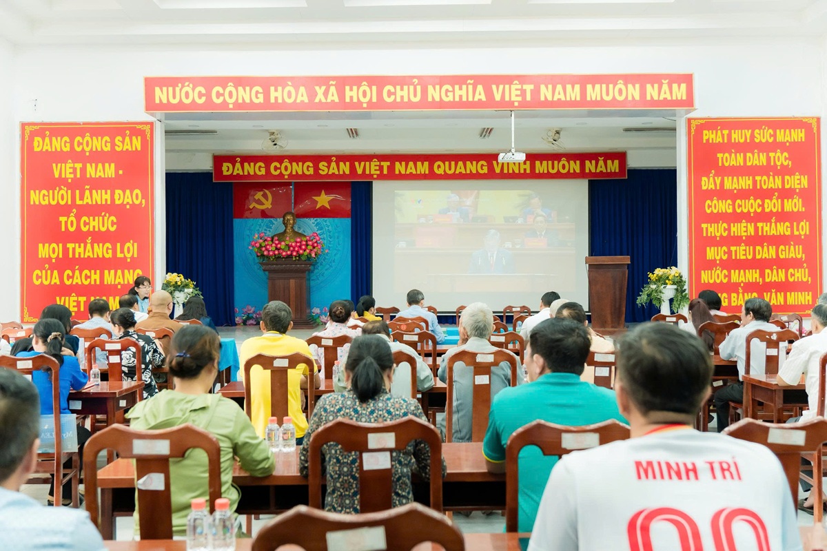 Người dân, Đảng viên cùng nhau ra phường xem trực tiếp Lễ khai mạc Đại hội Đảng - 7