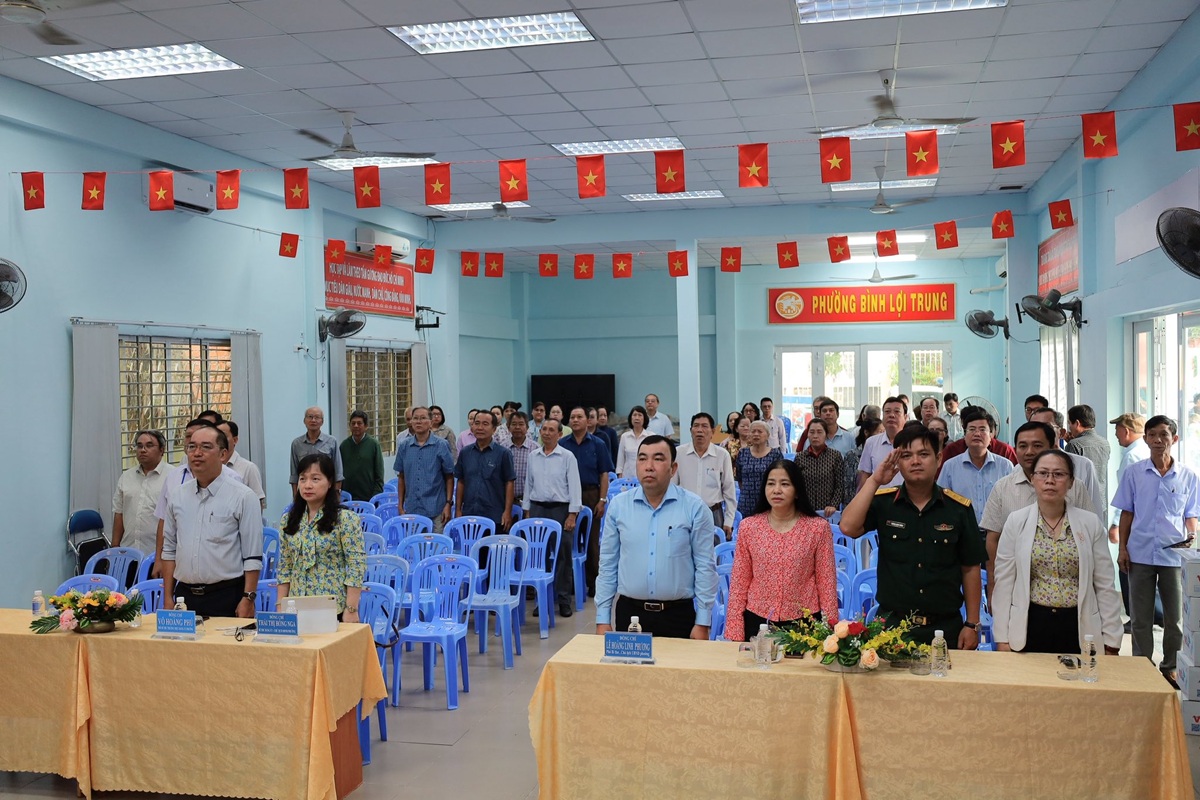 Người dân, Đảng viên cùng nhau ra phường xem trực tiếp Lễ khai mạc Đại hội Đảng - 2