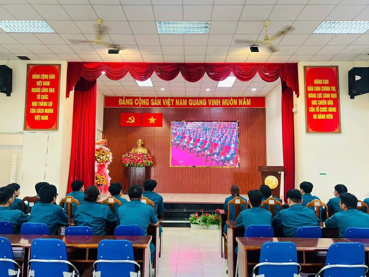 Người dân, Đảng viên cùng nhau ra phường xem trực tiếp Lễ khai mạc Đại hội Đảng - 5