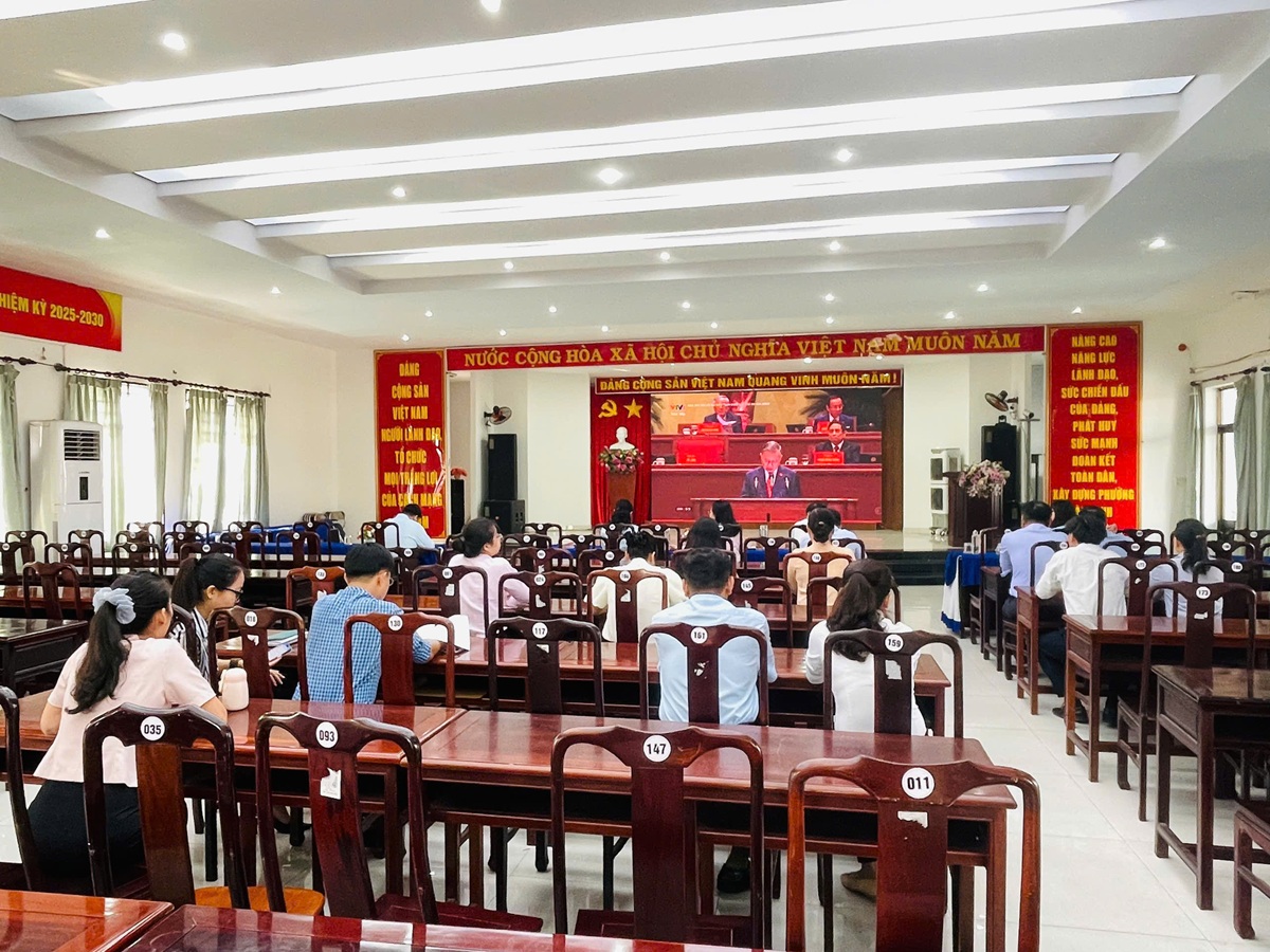 Người dân, Đảng viên cùng nhau ra phường xem trực tiếp Lễ khai mạc Đại hội Đảng - 4