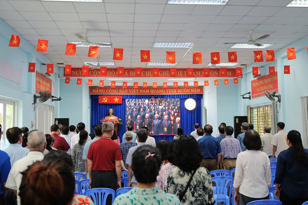 Người dân, Đảng viên cùng nhau ra phường xem trực tiếp Lễ khai mạc Đại hội Đảng - 1