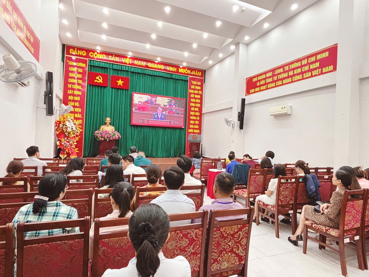 Người dân, Đảng viên cùng nhau ra phường xem trực tiếp Lễ khai mạc Đại hội Đảng - 10