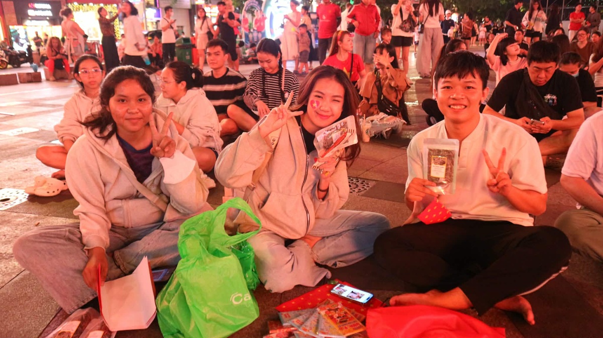 Hàng ngàn người đổ về phố đi bộ Nguyễn Huệ chờ U.23 Việt Nam chiến thắng - 4