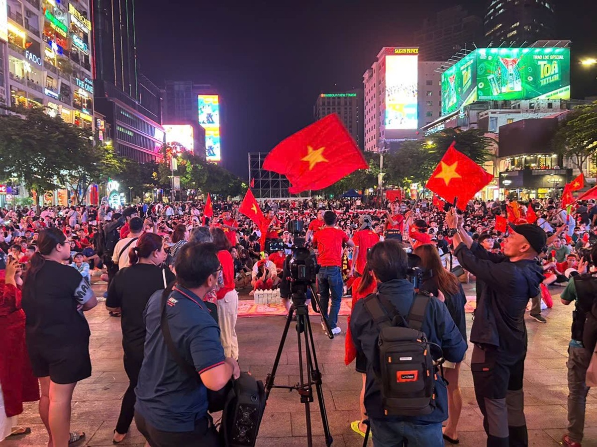 Hàng ngàn người đổ về phố đi bộ Nguyễn Huệ chờ U.23 Việt Nam chiến thắng - 2